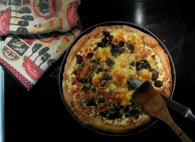 Киш с грибами и помидорами