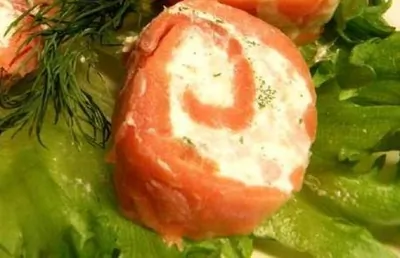 Рулетики с лососем и сливочным сыром с травами