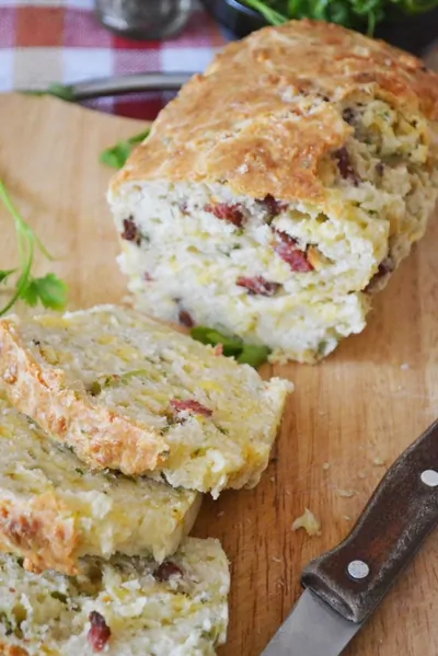 Хлеб с копченым беконом и сыром чеддер
