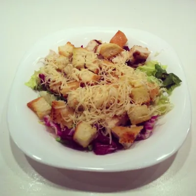 Салат «Цезарь» с сырным соусом