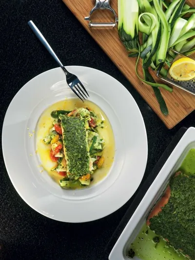 Лосось под корочкой из песто, с лапшой из цукини