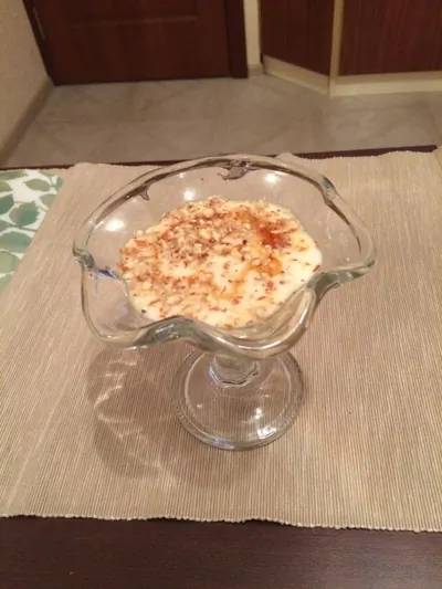 Мусс из йогурта и меда с жареными грушами и миндалем