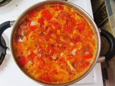 Томатный суп с фасолью, свининой и сосисками