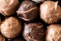 Арахисовые шарики с воздушным рисом в шоколаде и ирисках