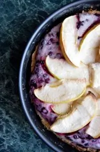 Брусничный пирог с яблоками