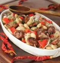 Белая фасоль, запеченная с красным перцем и острыми колбасками