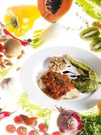 Тиляпия с тушеным салатом романо