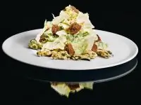 Салат из листьев романо с заправкой из синего сыра