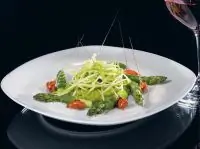 Салат из спаржи с миндальной пеной