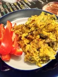 Нежный омлет с грибами, специями и сыром