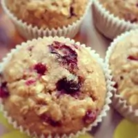 Постные овсяные маффины с красной смородиной