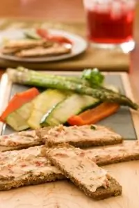 Постный спред с тофу, печеным чесноком, луком и болгарским перцем