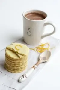 Быстрое песочное печенье в молочном шоколаде