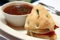 Сэндвичи из фокаччи с рукколой, моцареллой, маринованным красным луком и помидорами