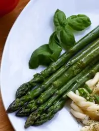 Спаржа с лаймом и мятой