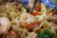 Салат из пасты, креветок и базилика