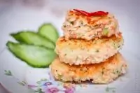 Английские котлеты с лососем, брокколи и картофельным пюре