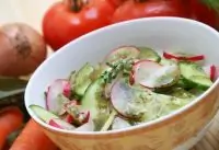 Огуречный салат с редисом, мятой и фетой