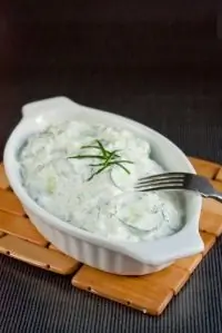 Огуречный салат с йогуртовой заправкой и укропом