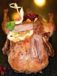 Утка с пряными фруктами