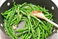 Зеленая фасоль со сливочным маслом и травами