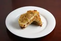 Жареные сэндвичи с беконом и грушей