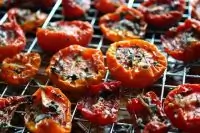 Помидоры на гриле с базиликом