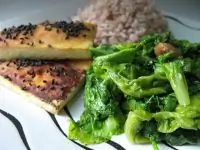 Листовая капуста с жареными кешью и лимонным соком