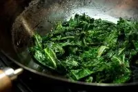 Листовая капуста с копченой паприкой