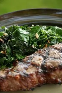 Жареная листовая капуста с луком и кунжутным маслом