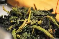 Жареная листовая горчица с чесноком и луком