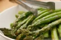 Запеченная спаржа с чесноком