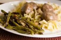 Печеная зеленая фасоль с красным луком и грецкими орехами