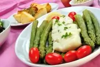 Припушенная треска со спаржей и винно-лимонным соусом