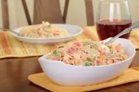 Паста в сливочно-чесночном соусе с креветками и овощами