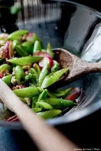 Салат с редисом, сельдереем и зеленым горошком