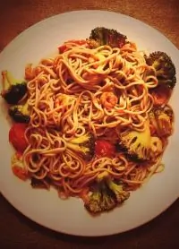 Гречневая лапша с креветками, брокколи и помидорами черри