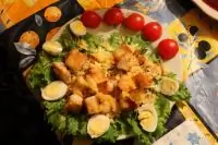 «Цезарь» с креветками, сыром, грецкими орехами и гренками