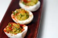 Фаршированные яйца с гуакамоле
