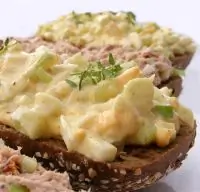 Яичный салат с сельдереем и горчицей