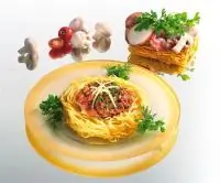 Лапша с копченой грудинкой и грибами