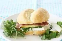 Сэндвич с грушей, сыром бри и ветчиной