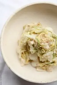 Теплый салат из капусты и яблока