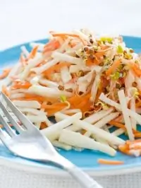 Свежий салат из пекинской капусты и джикамы