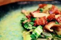 Пак-чой с грибами и кунжутом