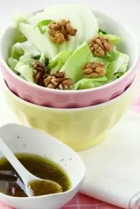 Салат с рукколой, грушей и грецкими орехами