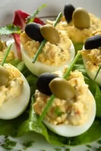 Фаршированные яйца с каперсами и анчоусами по средиземноморски