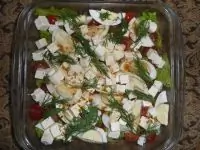 Зеленый салат с черри, яйцами и сыром