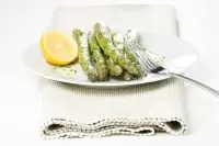 Жареная спаржа с лимонами и орегано