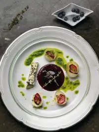 Голубой сыр с луком и черничным соусом